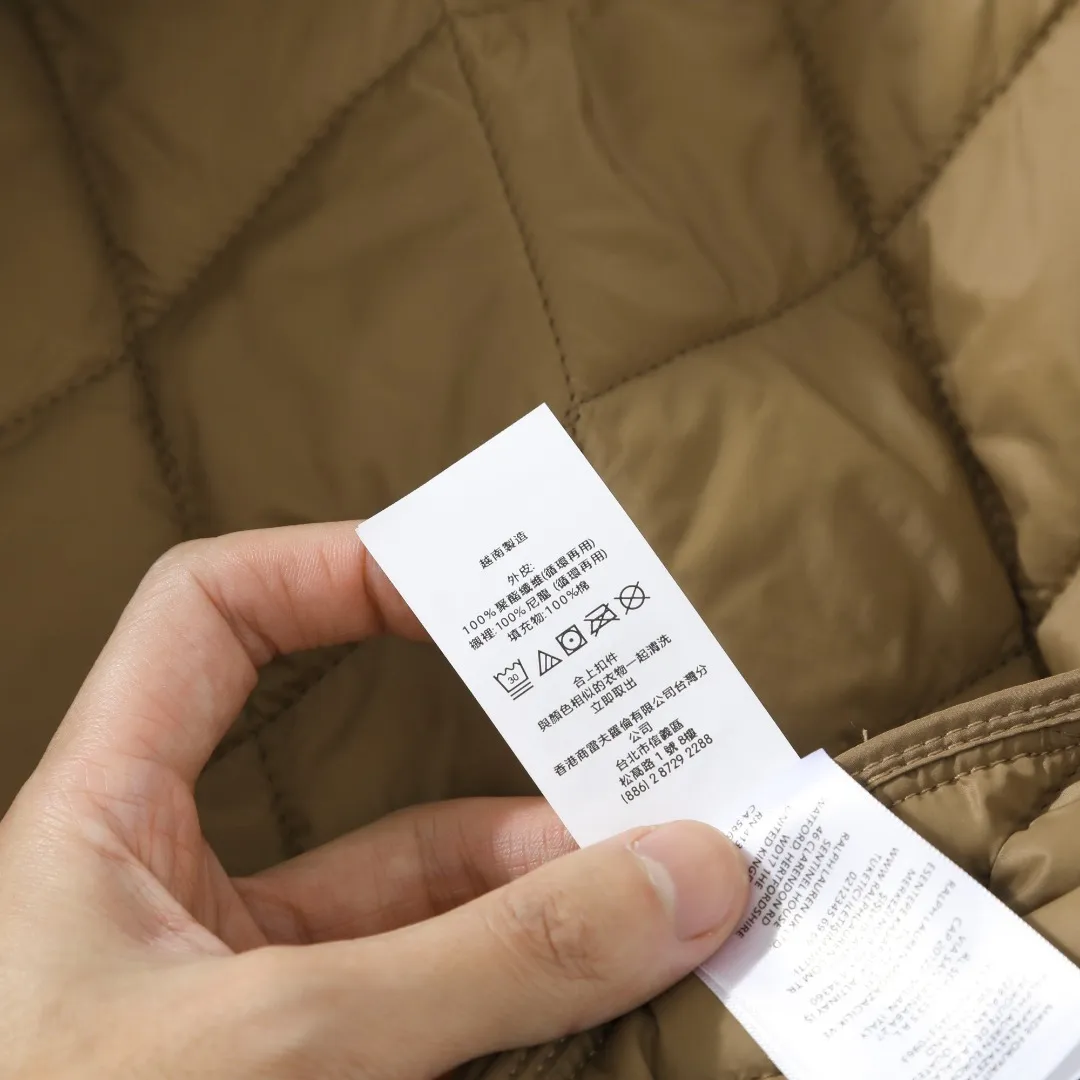 P370 #R50 Ralph Lauren/Ralph Lauren classic old money style workwear rhombus retro cotton jacket. Inspired by retro workwear, it reshapes the contemporary British style. Imported machine-pressed diamond quilting technology, every quilting line is accurately aligned, and the details are full of ingenuity; three-dimensional tailoring creates a neat H-shaped silhouette, and it can still remain light and straight when worn in multiple layers in autumn and winter. Customized metal buttons, low-key embellished textured corduroy lapel design, full of retro atmosphere, 37.5° temperature control black technology, breathable and moisture-proof, locks in temperature and sweat, waterproof and snow-proof fabric, no fear of bad weather, anti-run cotton patented technology, warm and soft, long-wearing without deformation, five high-end colors: navy | khaki | black | green | brown, easily suitable for commuting, leisure, and travel. Wearing one piece gives off a calm temperament of "old money style", and you can have both style and warmth in low-temperature weather.  Color: Navy blue, black, khaki, military green, brown Size: S M L